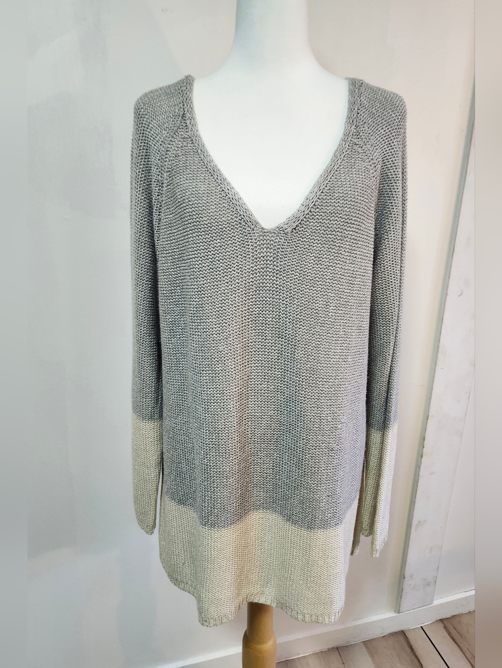 Smart Set Women's V-Neck Knit Sweater in Light Gray and Cream